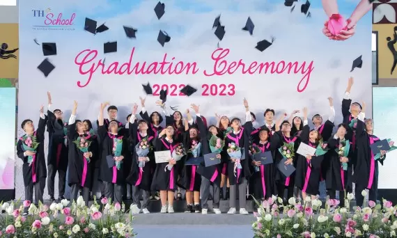 Graduation Ceremony for Grade 12th students in Hoa Lac campus - The journey of emotional moments